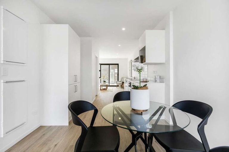 Photo of property in 60 Rauemi Way, Te Atatu South, Auckland, 0610