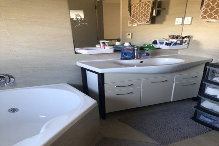 Photo of property in 18 Catlins Place, Fairview Heights, Auckland, 0632