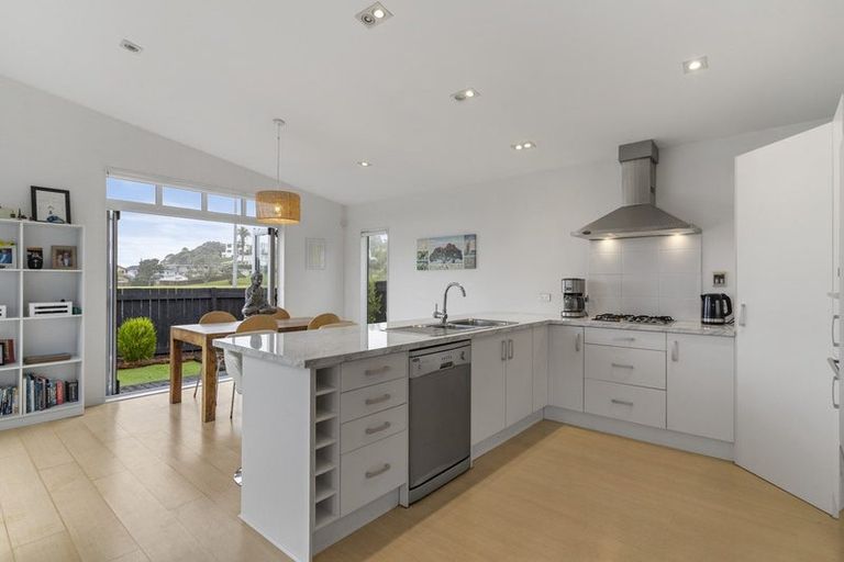 Photo of property in 11 William Bayes Place, Red Beach, 0932