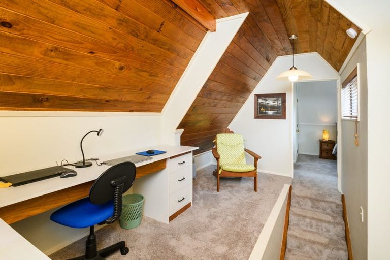 Photo of property in 43 Springdale Grove, Fitzherbert, Palmerston North, 4410