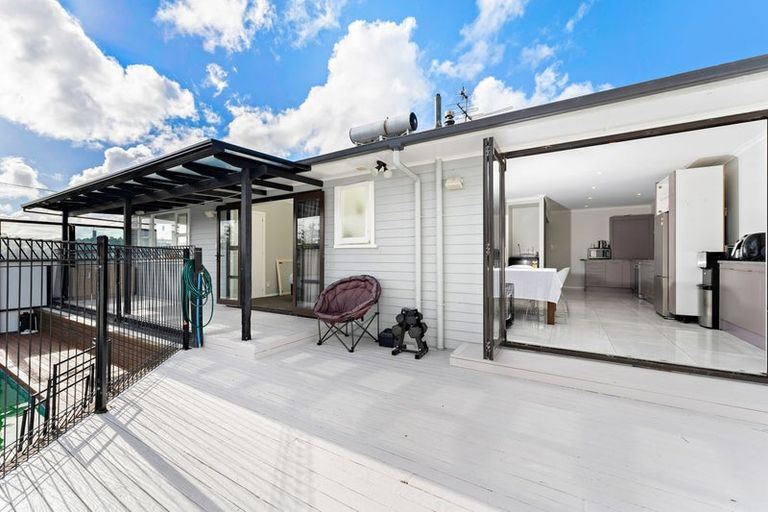 Photo of property in 18 Murray Road, Te Atatu Peninsula, Auckland, 0610