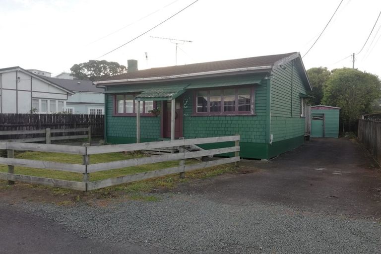 Photo of property in 1/16 Sulphur Beach Road, Northcote Point, Auckland, 0627