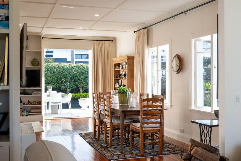 Photo of property in 30 Tauroa Road, Havelock North, 4130