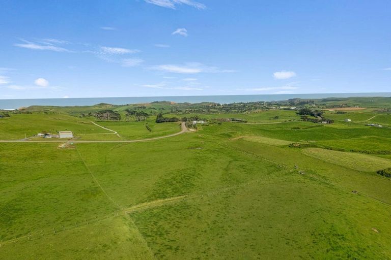 Photo of property in 177 Rehutai Road, Baylys Beach, 0377