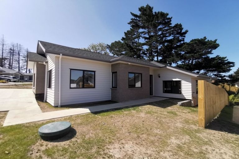 Photo of property in 2 Tarara Lane, Kumeu, 0810
