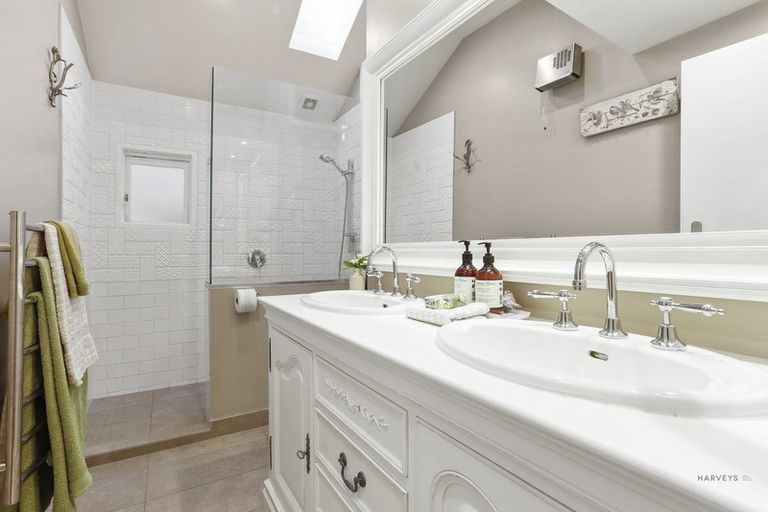 Photo of property in 27 Turanga Road, Henderson Valley, Auckland, 0612