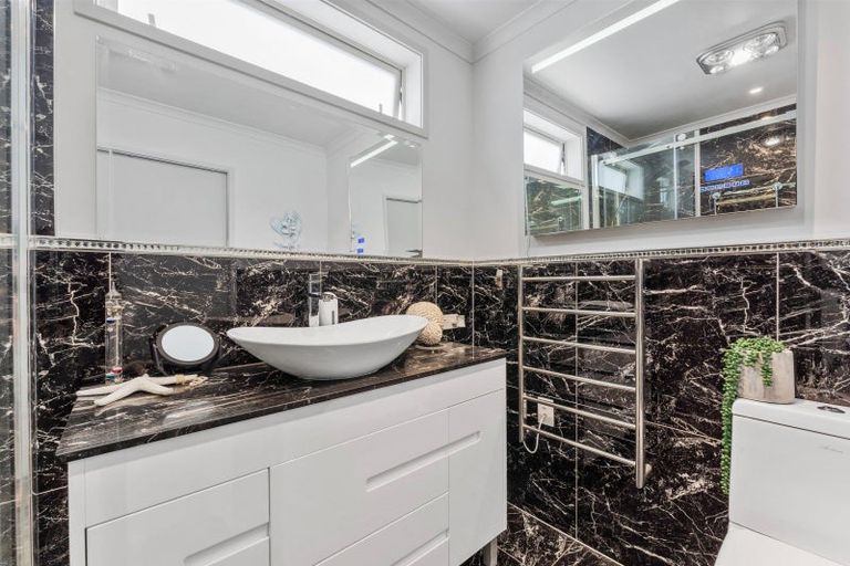 Photo of property in 12 Quo Vadis Place, Red Beach, 0932