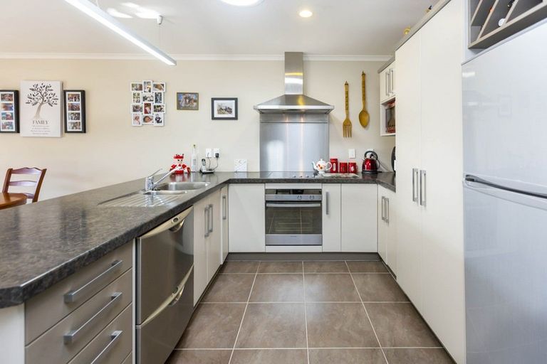 Photo of property in 48 King Charles Drive, Kingsley Heights, Upper Hutt, 5018