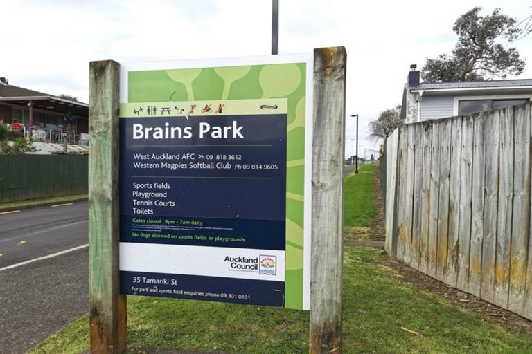 Photo of property in 2 Maybelle Place, Kelston, Auckland, 0602