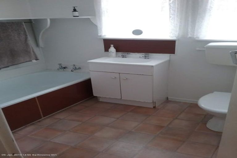 Photo of property in 32 Bruce Road, Glenfield, Auckland, 0629