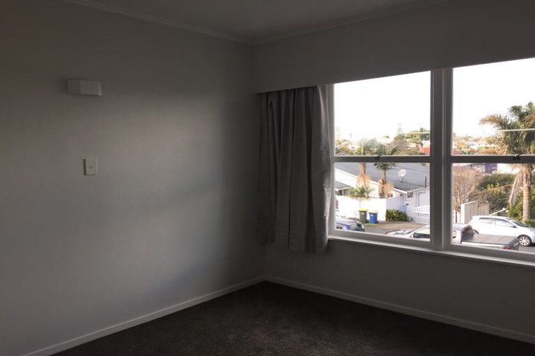 Photo of property in 3/6 East Coast Road, Milford, Auckland, 0620