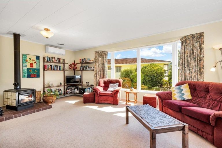 Photo of property in 11 Zande Terrace, Tawa, Wellington, 5028