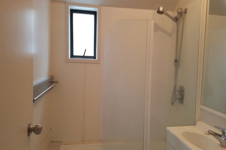 Photo of property in 10/10-26 John Jennings Drive, Oteha, Auckland, 0632