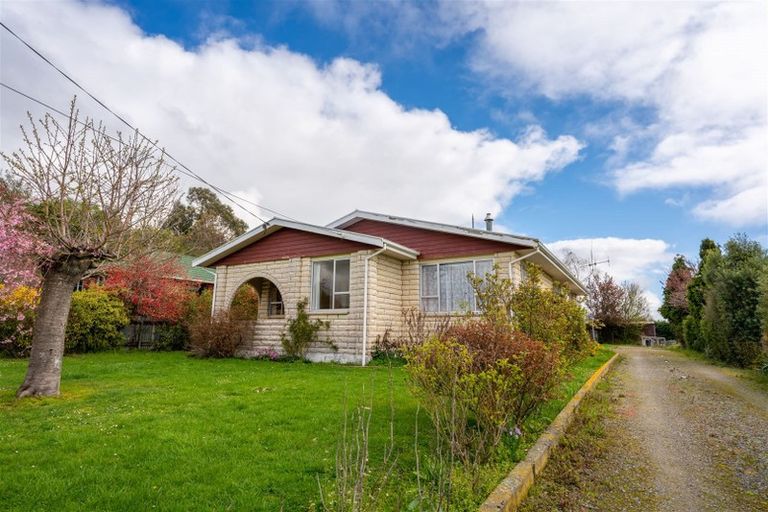 Photo of property in 60 Timaru Road, Waimate, 7924