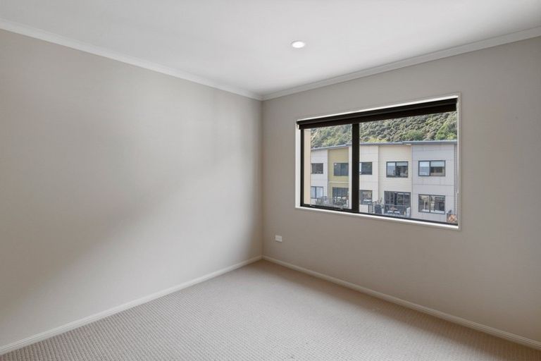 Photo of property in Te Kakariki Apartments, 2/2 Wellington Road, Paekakariki, 5034