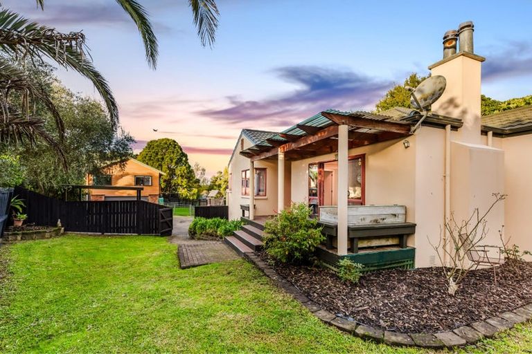 Photo of property in 9 Queen Natalie Place, Massey, Auckland, 0614