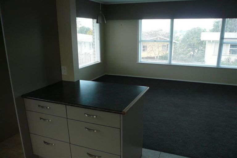 Photo of property in 1/66 Becroft Drive, Forrest Hill, Auckland, 0620