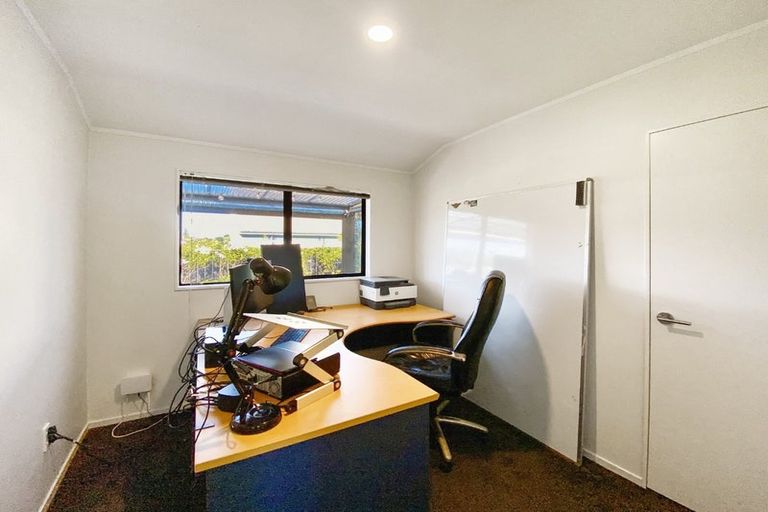 Photo of property in 19a Akoranga Drive, Northcote, Auckland, 0627