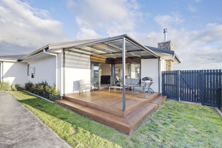 Photo of property in 32 Atlantic Drive, Fitzherbert, Palmerston North, 4410