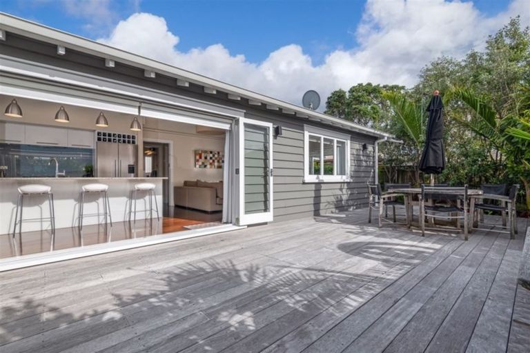 Photo of property in 30 Old Lake Road, Narrow Neck, Auckland, 0624