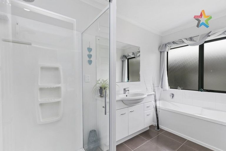 Photo of property in 21 Aragon Grove, Kingsley Heights, Upper Hutt, 5018