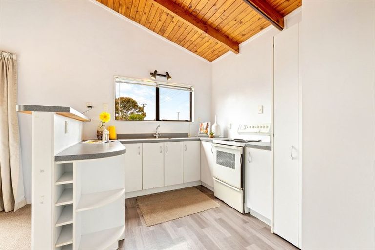 Photo of property in 2a Rixon Place, Te Atatu Peninsula, Auckland, 0610