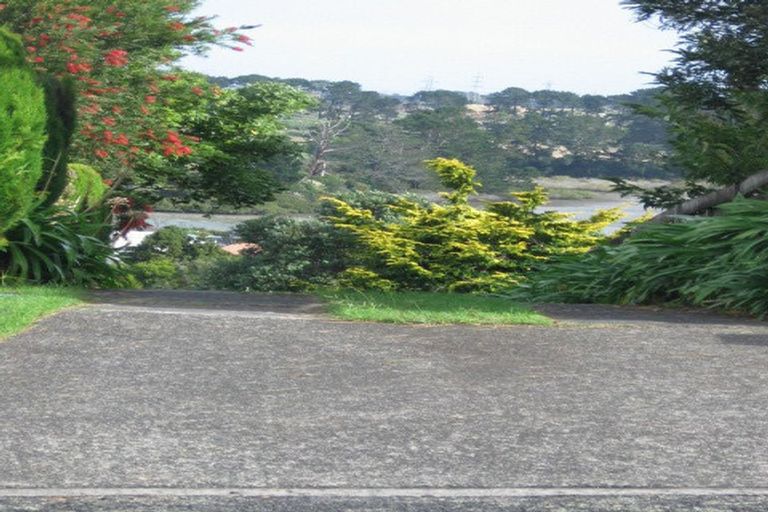 Photo of property in 32 Ellesmere Crescent, Pakuranga Heights, Auckland, 2010