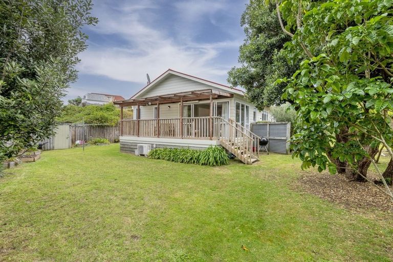 Photo of property in 35 Hicks Crescent, Waikanae Beach, Waikanae, 5036