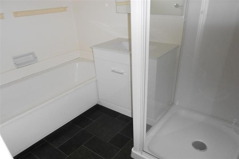 Photo of property in 12 Griffiths Grove, Newlands, Wellington, 6037