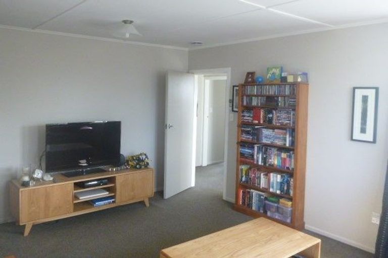 Photo of property in 1 Balmain Street, Newlands, Wellington, 6037