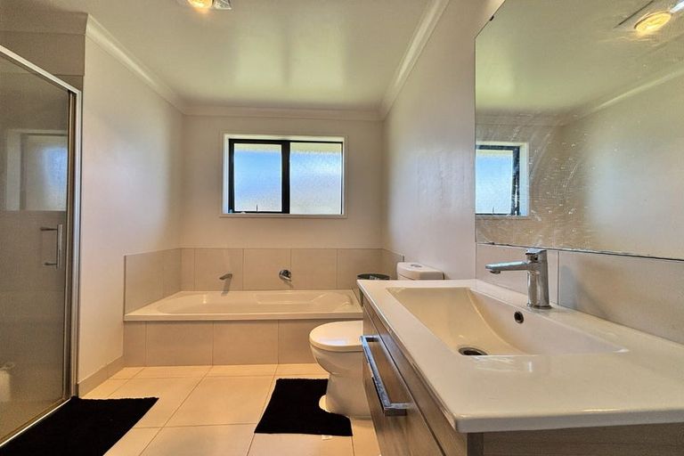 Photo of property in 8 Parkgrove Crescent, Pokeno, 2402