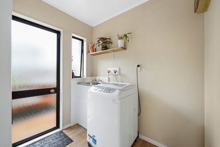 Photo of property in 2/109 Athena Drive, Totara Vale, Auckland, 0629