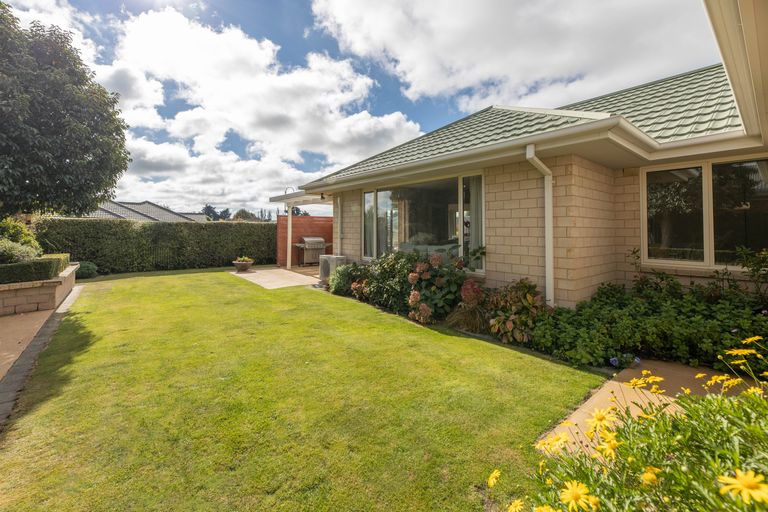 Photo of property in 10 Harrys Way, Redwood, Christchurch, 8051