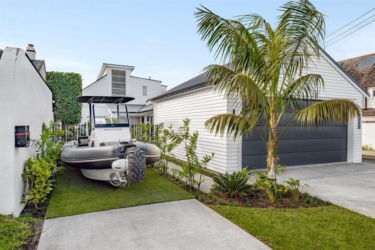 Photo of property in 5 Holiday Road, Milford, Auckland, 0620