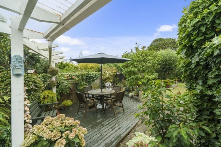 Photo of property in 36 Queens Road, Waikanae Beach, Waikanae, 5036