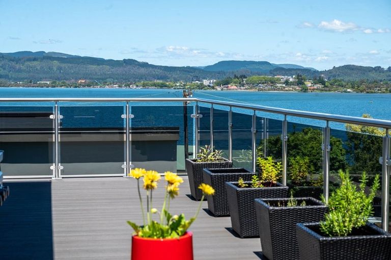 Photo of property in 2b Pah Road, Kawaha Point, Rotorua, 3010