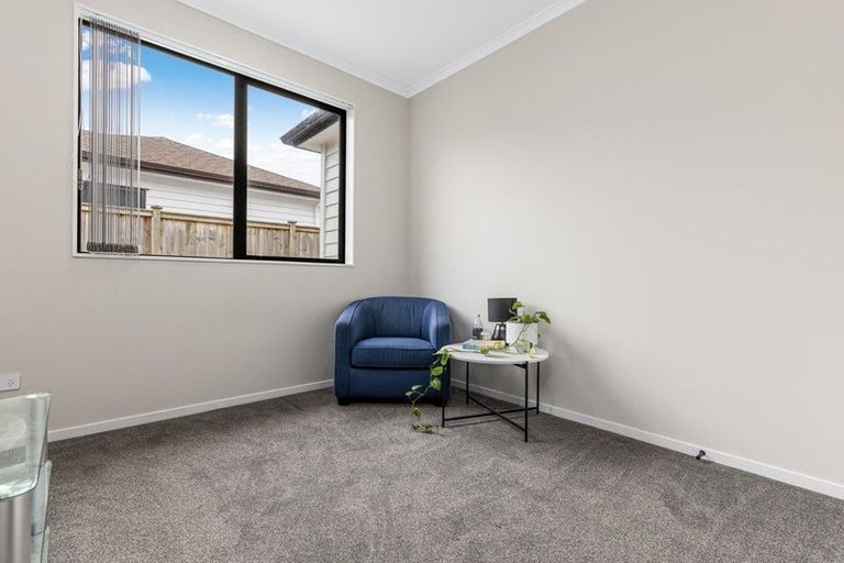 Photo of property in 2 Poutawa Lane, Clarks Beach, 2122