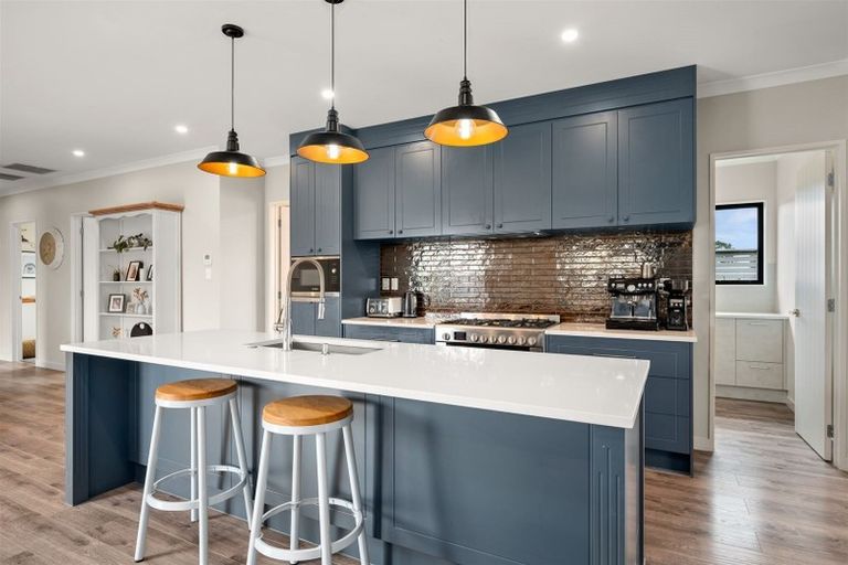 Photo of property in 2 Madden Avenue, Kumeu, 0810