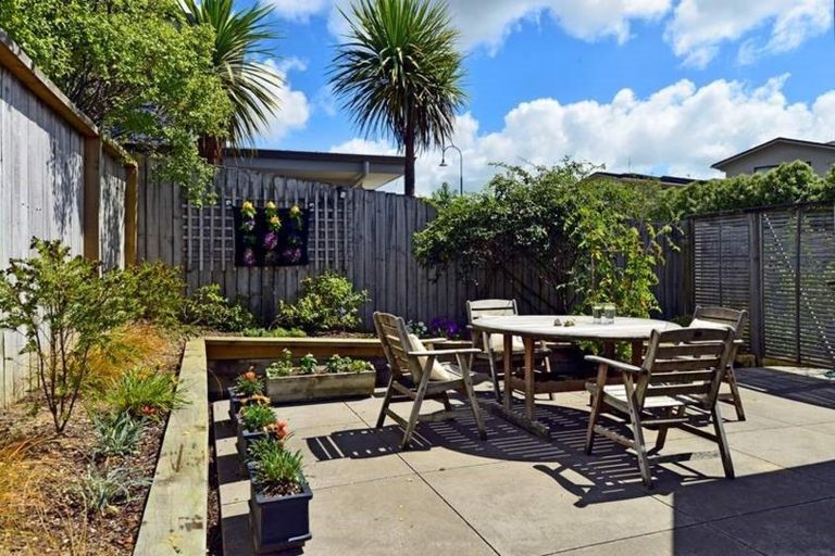 Photo of property in 32 Rising Parade, Fairview Heights, Auckland, 0632