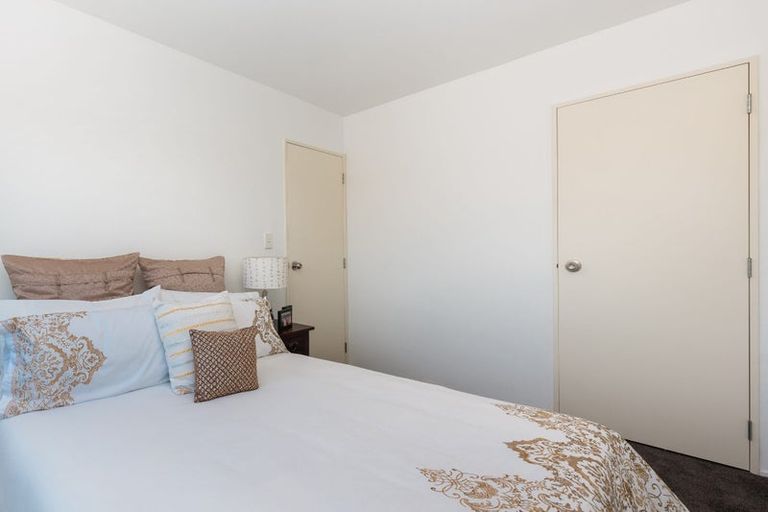 Photo of property in 9/44 Fields Parade, Oteha, Auckland, 0632