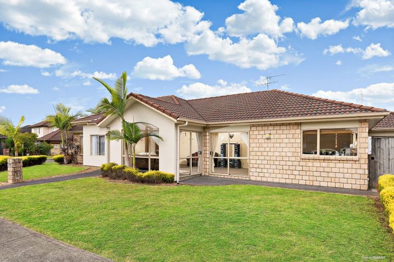 Photo of property in 19 Walter Haddrell Crescent, Flat Bush, Auckland, 2016