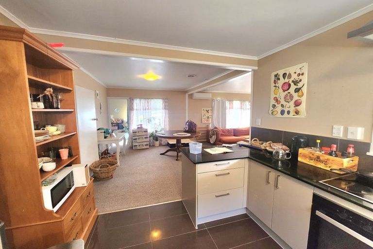 Photo of property in 27 Glenfern Road, Mellons Bay, Auckland, 2014