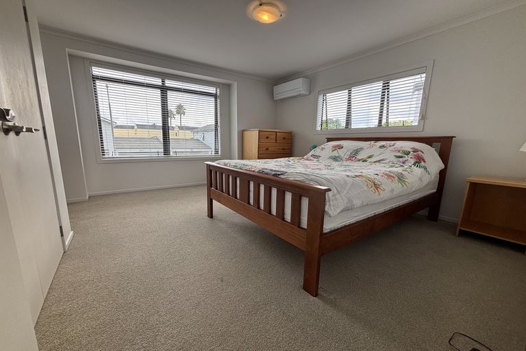 Photo of property in 33 Vinograd Drive, Te Atatu Peninsula, Auckland, 0610