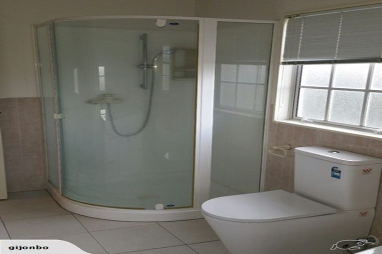 Photo of property in 1/1 Stoneleigh Court, Sunnynook, Auckland, 0632