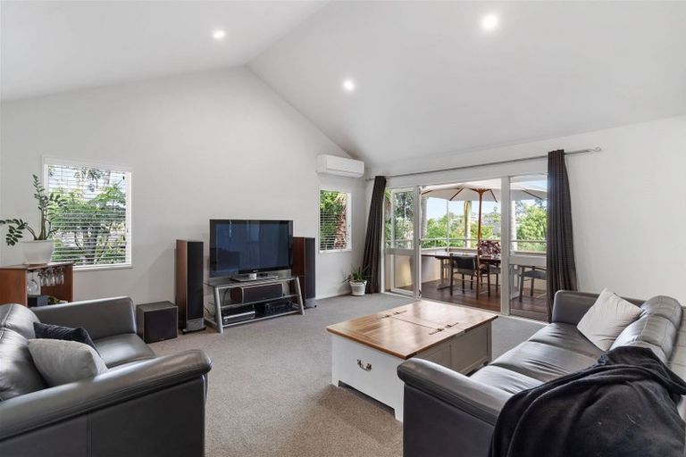 Photo of property in 11 Tyrico Close, Unsworth Heights, Auckland, 0632