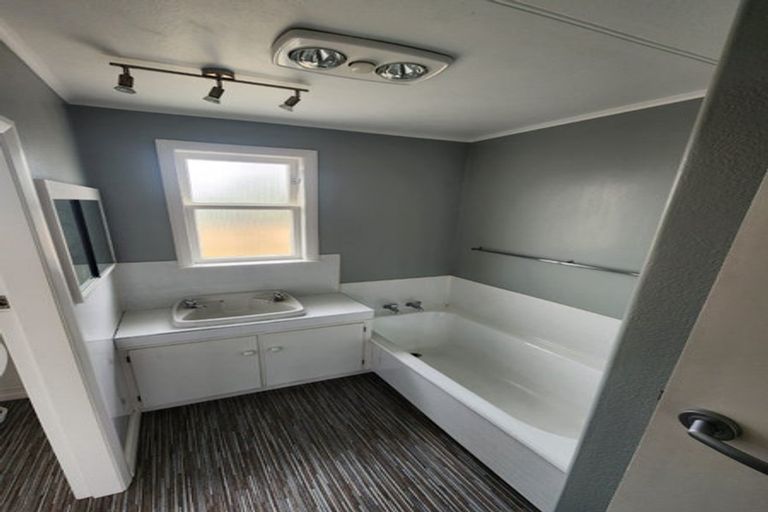 Photo of property in 4 Woburn Place, Takaro, Palmerston North, 4412