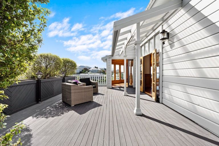 Photo of property in 18 Sealy Road, Bluff Hill, Napier, 4110