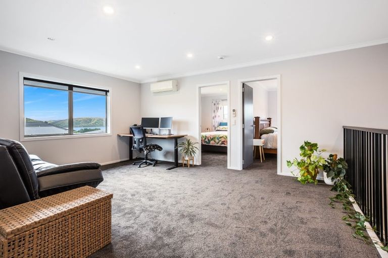 Photo of property in 17 Kepler Way, Aotea, Porirua, 5024