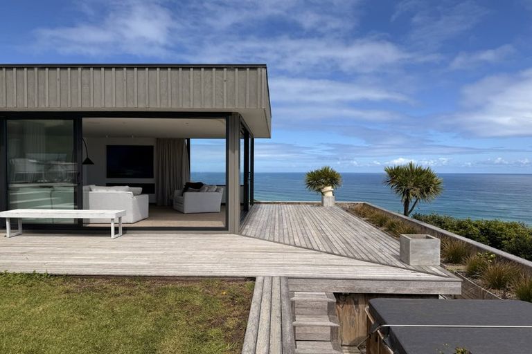 Photo of property in 1 Ngatira Road, Muriwai, Waimauku, 0881