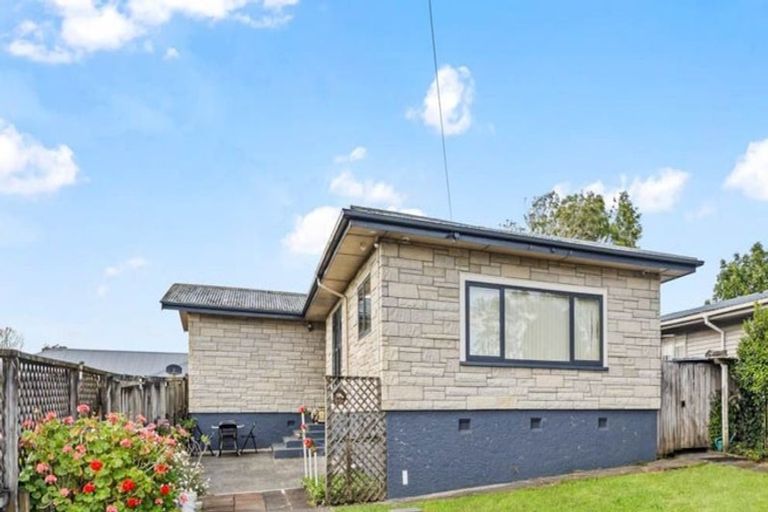 Photo of property in 16 Waterview Road West, Stanley Point, Takanini, 0624